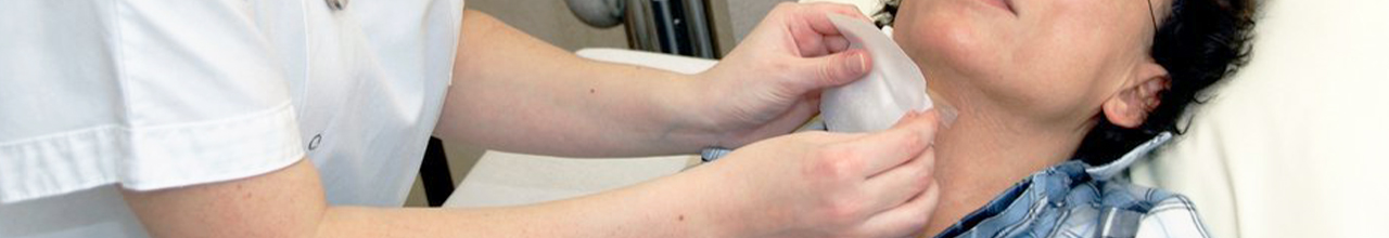 흉터 소독하는 이미지