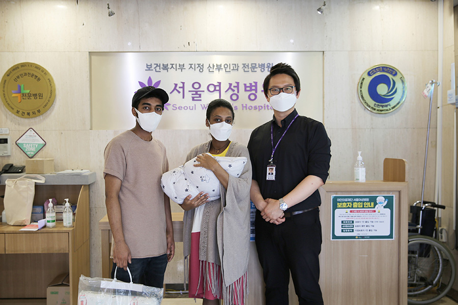 (에티오피아에서 온 난민 산모 아뎀 씨가 서울여성병원과 인천시의 의료 지원을 받아 2.3kg의 딸을   건강하게 출산한 후 아이를 안아 보이고 있다